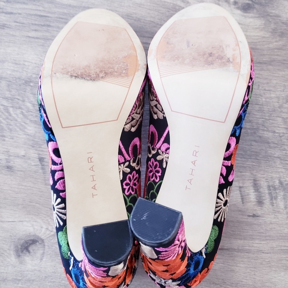 Sold Tahari Brentwood Floral Embroidered Pumps - Picture 6 of 6